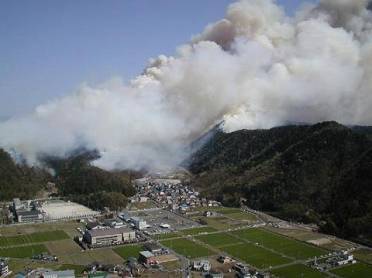 写真：芥見林野火災（金華山から撮影）