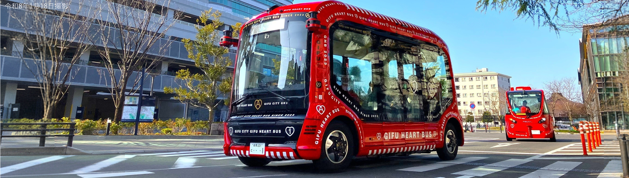 写真：道路を走る自動運転バス