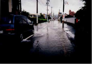 写真：平成11年8月13日桜通地内浸水状況