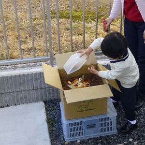 写真：生ごみを入れる様子