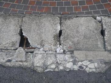 写真:道路の不具合箇所1