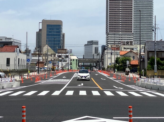 写真：暫定2車線にて供用開始