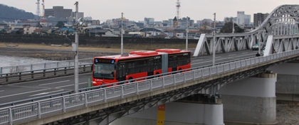 写真：忠節橋を走行する連節バス