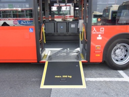 写真：連接バス入口のスロープ