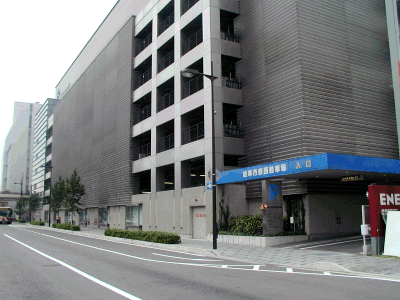 写真：駅西駐車場入口