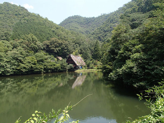 写真：萩の滝の下流にある松尾池です