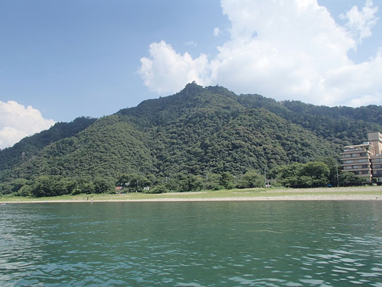 写真：長良川から金華山(岐阜城)を望む