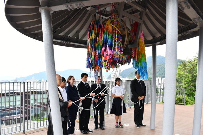 写真：平和の鐘を鳴らす様子