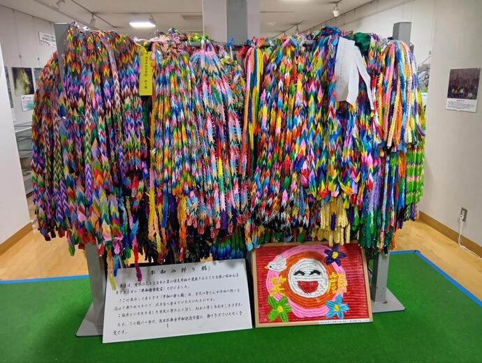 写真：展示されている折り鶴