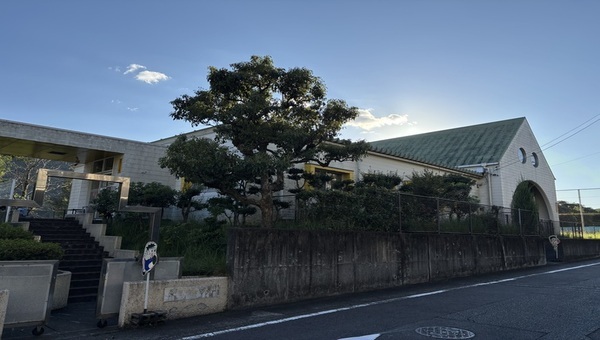 東児童センターの施設外観を撮影した画像。