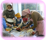 写真：お昼ご飯を作る様子