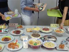 食品サンプルを選ぶ様子