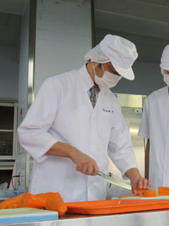 写真：長森南中　調理の様子2