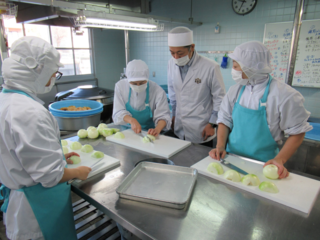 写真：東長良中　調理