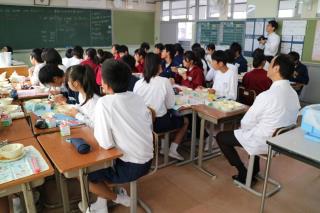 写真：加納中学校　給食の様子