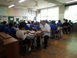 写真：厚見中学校　給食の様子