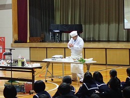 写真：三輪中学校　食育講話、実践1