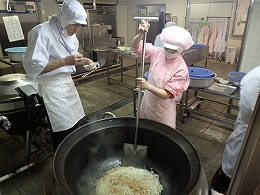 写真：藍川北中学校　調理の様子