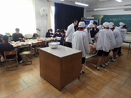 写真：藍川中学校　給食の様子