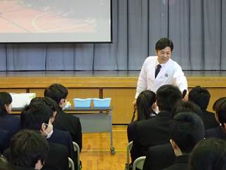 写真：東長良中学校　食育講話の様子1