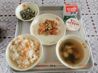 写真陽南中学校　給食時間の様子1