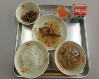 加納中学校　給食の写真