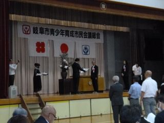 市長が表彰状授与を行っている
