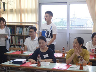 写真：訪日団員自己紹介（本荘小学校）