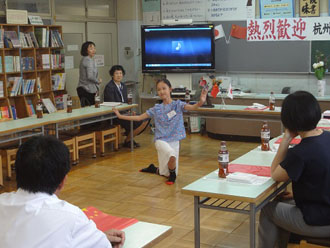 写真：訪日団員出し物（本荘小学校）