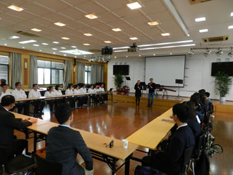 写真：交流会（学軍中学校）