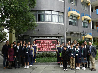 写真：電子掲示板前