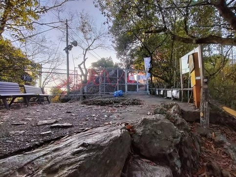 フェンスが設置されている