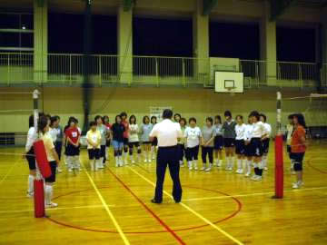 写真：長森南スポーツクラブ　バレーボール部の生徒とコーチ
