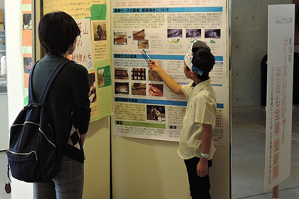 写真：壁新聞を説明する富岡小の生徒