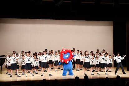 万博テーマソングを合唱