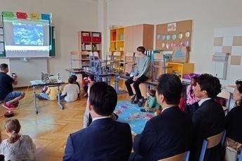 白山小学校とデッカーガッセ小学校のオンライン交流の様子