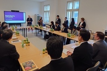 都市開発に関する意見交換を行う様子