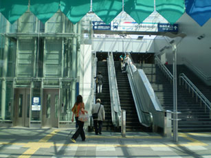写真：エレベーター、エスカレーター、階段が併設された駅