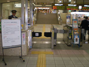 写真：ゆったりとスペースの確保された駅改札