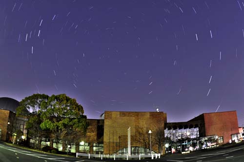 星空と科学館の写真