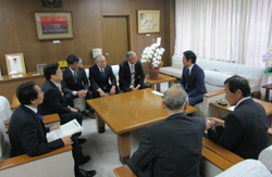 写真：面談する市長1（3月7日）