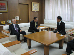 写真：面談する市長（3月15日）