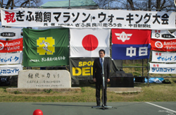 写真：あいさつする市長（3月25日）