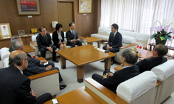 写真：面談する市長（3月28日）