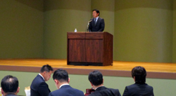 写真：講演する市長