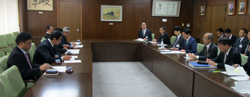 写真：懇談する市長1（4月6日）