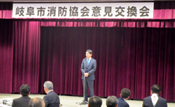 写真：あいさつする市長（4月11日）