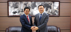 写真：鄧偉氏と市長