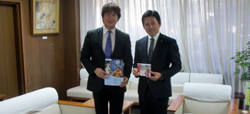 写真：張濱氏と市長