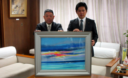 写真：時田一弘氏から絵画の寄附を受領する市長